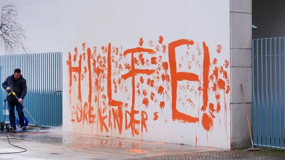 Aktivistinnen und Aktivisten fordern mit der Aktion die Bundesregierung dazu auf, sich der Verantwortung f&uuml;r die junge Generation im Hinblick auf den Klimawandel bewusst zu werden und &laquo;ihr endlich nachzukommen&raquo;, hei&szlig;t es in einer Mitteilung. - &copy; Annette Riedl/dpa