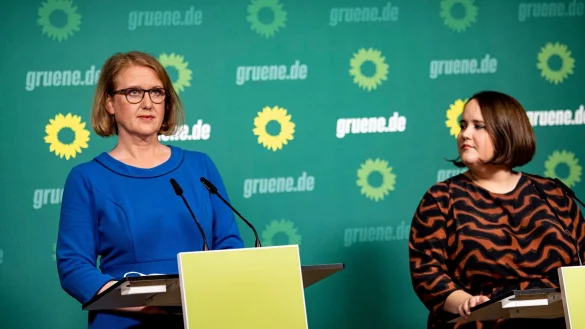 Gr&uuml;nen-Chefin Ricarda Lang st&auml;rkt Familienministerin Lisa Paus den R&uuml;cken. - &copy; Fabian Sommer/dpa