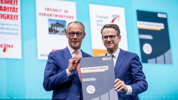 Friedrich Merz (l) und Carsten Linnemann präsentieren das neue Grundsatzprogramm der CDU. - © Michael Kappeler/dpa