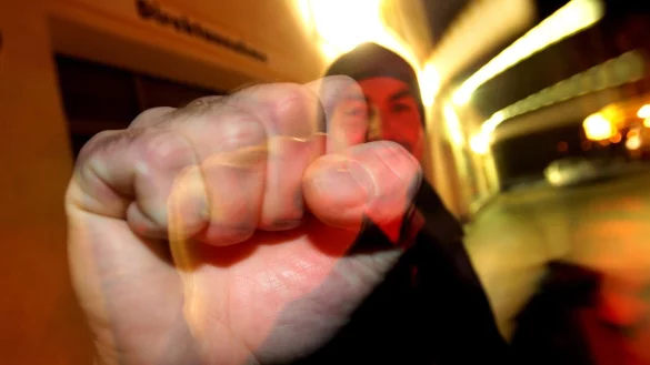 Ein junger Mann zeigt seine geballte Faust. - &copy; Karl-Josef Hildenbrand/dpa