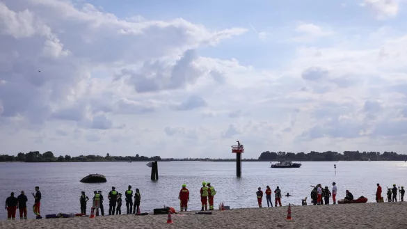 Eine Zehnj&auml;hrige wird in der Elbe vermisst - &copy; Christian Charisius/dpa