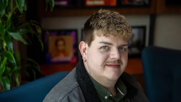 Der S&auml;nger Isaak Guderian, aufgenommen nach einem dpa-Interview. - &copy; Soeren Stache/dpa