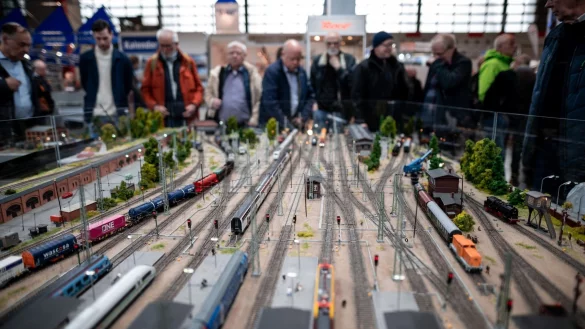 Besucher stehen 2023 um einen Miniatur-Bahnhof der Firma Roco. - &copy; Fabian Strauch/dpa