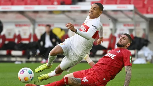 Stuttgarts Enzo Millot (l) in Aktion mit K&ouml;lns Julian Chabot. - &copy; Marijan Murat/dpa