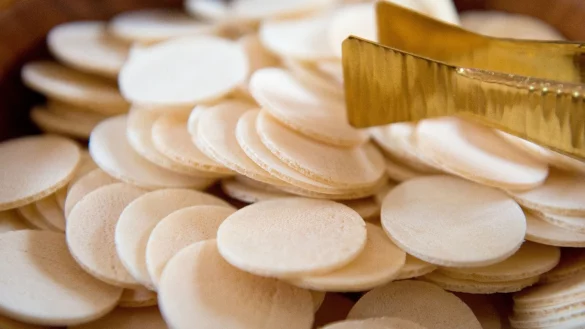 Hostien liegen in der Heilig Kreuz Kirche in M&uuml;nster (Nordrhein-Westfalen) in einer Schale. - &copy; Caroline Seidel/dpa