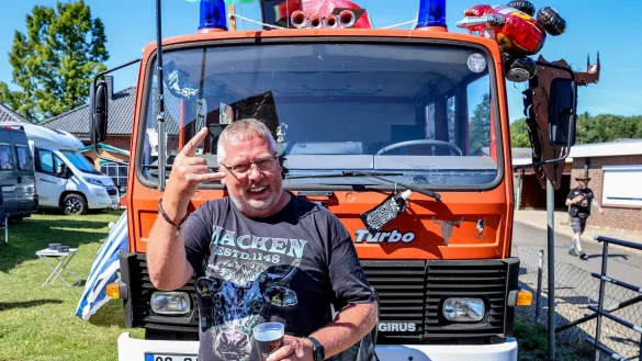 Martin ist mit dem Feuerwehr-Wagen nach Wacken gereist. - © Axel Heimken/dpa