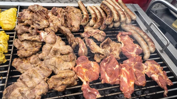 Bei Grillfleisch gibt es auf vielen Packungen Angaben zur Tierhaltung. (Archivbild) - &copy; Frank Rumpenhorst/dpa