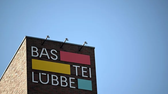 Das Logo des Verlages Bastei Lübbe ist an der Unternehmenszentrale zu sehen. - © Federico Gambarini/dpa