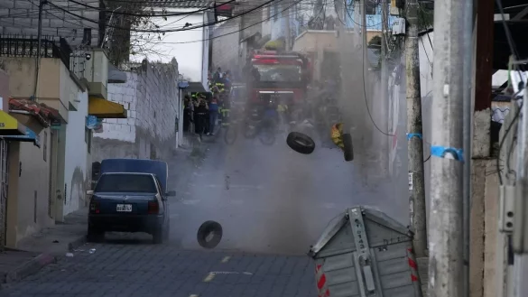 Die Polizei f&uuml;hrt eine kontrollierte Explosion eines verd&auml;chtigen Fahrzeugs durch, das einen H&auml;userblock vom Gef&auml;ngnis El Inca entfernt geparkt ist. - &copy; Carlos Noriega/AP