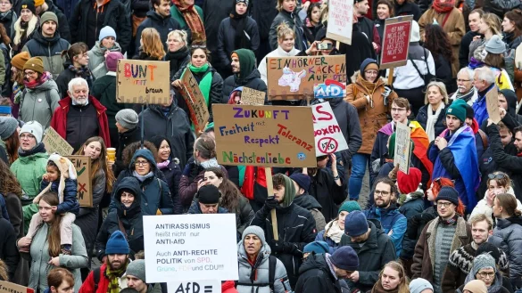 In Bremen demonstrierten laut Polizei zeitweise etwa 16.500 Menschen. - © Focke Strangmann/dpa