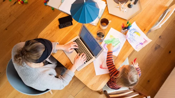 Das Projekt &laquo;Vollzeit-Arbeit&raquo; muss von der ganzen Familie getragen werden: Dazu geh&ouml;rt es auch, Aufgaben smart zu verteilen. - &copy; Julian Stratenschulte/dpa/dpa-tmn