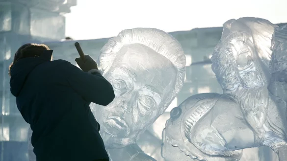 Ein Teilnehmer des Wettbewerbs arbeitet an einer Eisskulptur in der Harbin Ice-Snow World. - &copy; Wang Jianwei/XinHua/dpa