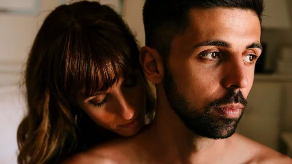 Bindungs&auml;ngstliche Menschen und jene, die Angst haben, verlassen zu werden, ziehen sich h&auml;ufig an. Da hilft es, zun&auml;chst sein eigenes Bindungsmuster zu erkennen. - &copy; Albert Mart&iacute;nez/Westend61/dpa-tmn