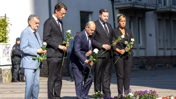 Scholz findet bei seinem Besuch am Tatort des Attentats von Solingen klare Worte. Konkrete neue Ma&szlig;nahmen k&uuml;ndigt er aber nicht an. - &copy; Thomas Banneyer/dpa