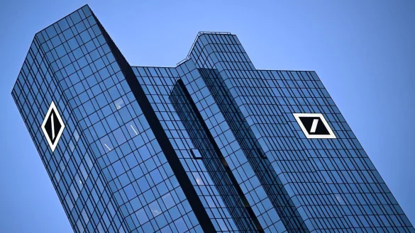 Im vergangenen Jahr musste die Deutsche Bank unter dem Strich einen Gewinnrückgang hinnehmen. - © Arne Dedert/dpa