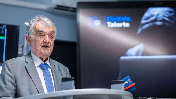 Herbert Reul, zuständiger Minister für die Polizei in NRW, ist in Münster zu Gast bei einer digitalen Spezialeinheit. - © Guido Kirchner/dpa