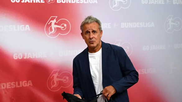 Der fr&uuml;here Fussballprofi Pierre Littbarski kommt zur Abendveranstaltung zum 60. Geburtstag der Bundesliga. - &copy; Soeren Stache/dpa