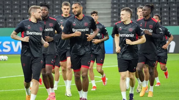 Die Spieler von Leverkusen laufen &uuml;ber den Platz. - &copy; Soeren Stache/dpa