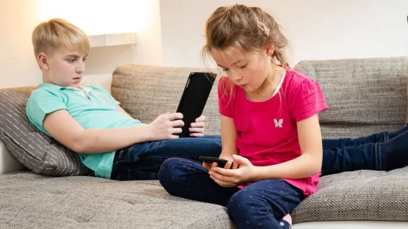 Im aktuellen Test von populären Spiele-Apps für Kinder hat die Stiftung Warentest reihenweise alarmierende und inakzeptable Inhalte gefunden. - © Benjamin Nolte/dpa-tmn/dpa