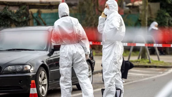 Beamte der Spurensicherung stehen am Tatort des Angriffs auf zwei Kinder, einige Meter von einer Schule entfernt. - &copy; Christoph Reichwein/dpa