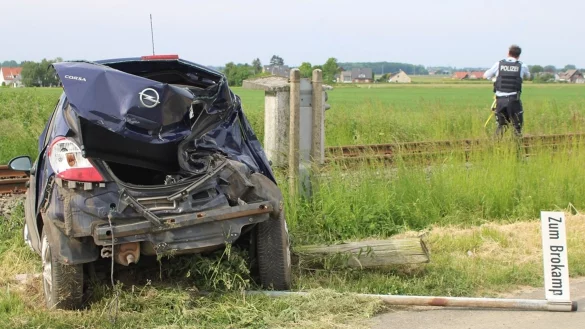 Ein Auto steht total besch&auml;digt neben einer Bahnstrecke. - &copy; -/Polizei Minden-L&uuml;bbecke/dpa