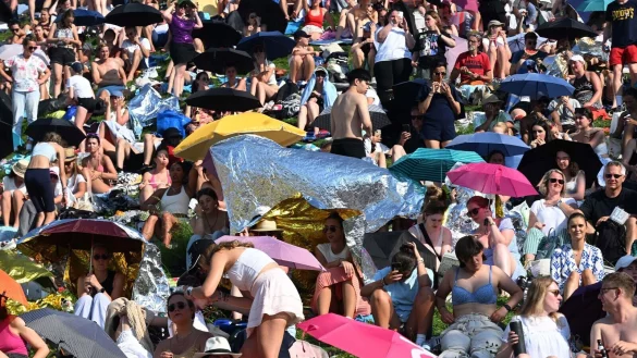 Vor dem vorletzten Konzert von Superstar Taylor Swift harrten die Fans stundenlang bei Hitze vor dem Olympiastadion aus. - &copy; Felix H&ouml;rhager/dpa