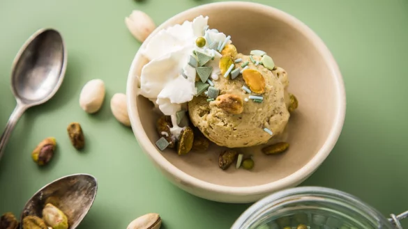 Selbstgemachtes Eis gelingt auch ohne Eismaschine - wenn man einige Tipps beachtet. - © Christin Klose/dpa-tmn