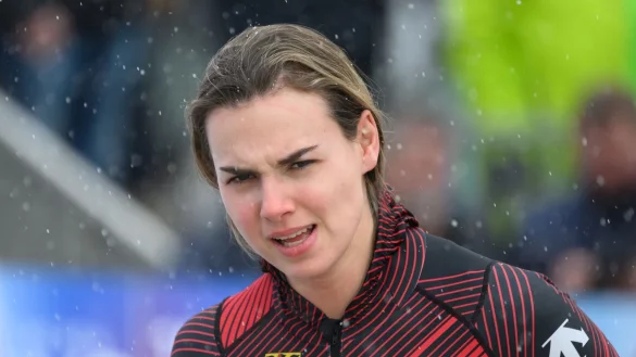 Kim Kalicki aus Deutschland steht im Ziel. - &copy; Robert Michael/dpa
