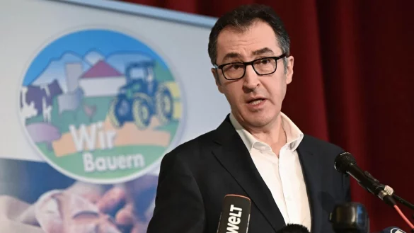 Bundesagrarminister Cem &Ouml;zdemir bei der Kundgebung in Ellwangen. - &copy; Bernd Wei&szlig;brod/dpa