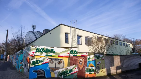 Blick auf das Regenwaldhaus im Zoo. - &copy; Thomas Banneyer/dpa