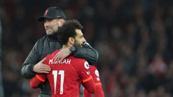 Liverpools Trainer J&uuml;rgen Klopp (l) feiert mit seinem Spieler Mohamed Salah nach dem Sieg. - &copy; Jon Super/AP/dpa