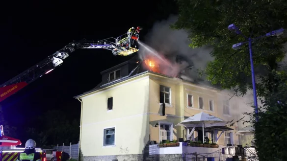 Nach einem möglichen Brandanschlag auf eine Gaststätte sucht die Polizei weiterhin nach Tatverdächtigen. (Archivbild) - © Marius Fuhrmann/dpa
