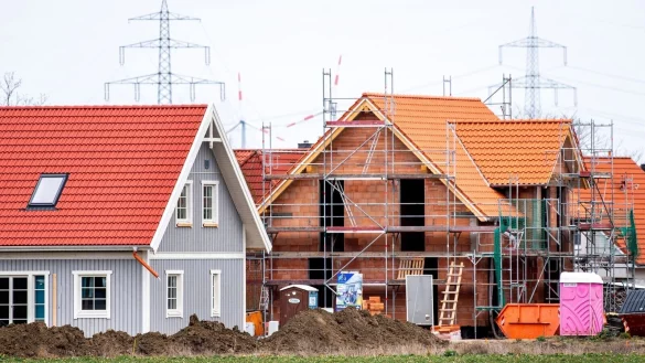 Ab 2030 sollen nur noch Geb&auml;ude gebaut werden, die am Standort keine Treibhausgase aus fossilen Brennstoffen aussto&szlig;en. Ausnahmen sind laut EU-Kommission m&ouml;glich. - &copy; Hauke-Christian Dittrich/dpa
