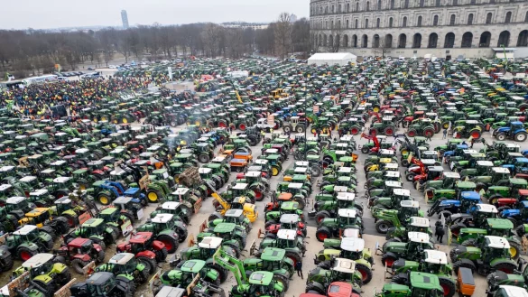 Zahlreiche Traktoren stehen bei einer Kundgebung des Bauernverbandes auf dem Volksfestplatz in N&uuml;rnberg. - &copy; Daniel Karmann/dpa