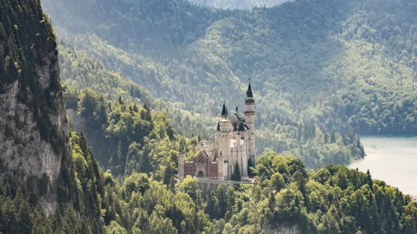 Neuschwanstein bei Schwangau im Allgäu gehört zu den berühmtesten Schlössern der Welt. Mitte 2025 wird die Unesco in Bulgarien entscheiden, ob es Welterbe wird. (Archiv) - © Frank Rumpenhorst/dpa