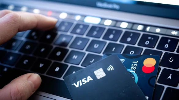 Derzeit kommt es zu Problemen bei der Zahlung mit bestimmten Debit- und Kreditkarten (Archivfoto). - &copy; Sina Schuldt/dpa