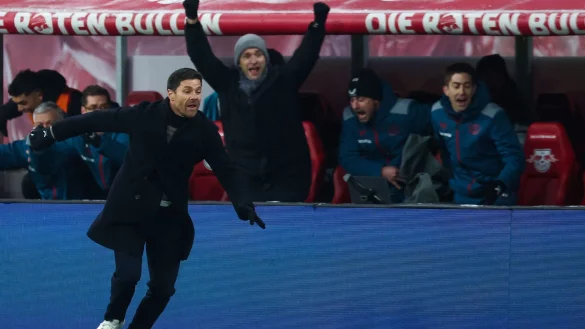 Leverkusens Trainer Xabi Alonso jubelt &uuml;ber den Treffer von Leverkusens Hincapie zum 3:2-Sieg. - &copy; Jan Woitas/dpa