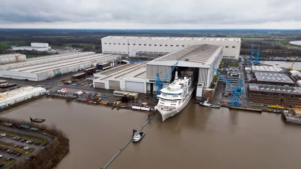Bei der kriselnden Meyer Werft scheint eine L&ouml;sung in Sicht - Bundeskanzler Scholz will zu den Besch&auml;ftigten sprechen. (Archivfoto) - &copy; Lars Penning/dpa