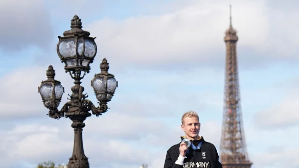 Oliver Klemet h&auml;tte sich kaum einen malerischeren Ort f&uuml;r seinen Erfolg aussuchen k&ouml;nnen. - &copy; Michael Kappeler/dpa