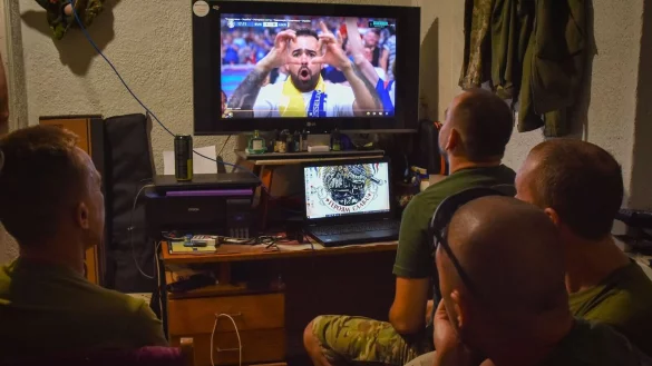 Ukrainische Soldaten schauen das EM-Spiel zwischen der Ukraine und der Slowakei. Selenskyj gratulierte dem Team zum 2:1-Sieg. - &copy; Andriy Andriyenko/AP/Dpa