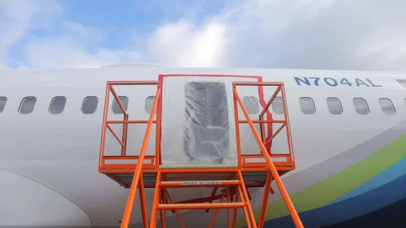 Dieses vom National Transportation Safety Board ver&ouml;ffentlichte Bild zeigt ein klaffendes Loch an der Stelle, an der sich die verkleidete T&uuml;r im Bereich des Rumpfes von Alaska Airlines Flug 1282 befand. - &copy; -/National Transportation Safety Board via AP/dpa