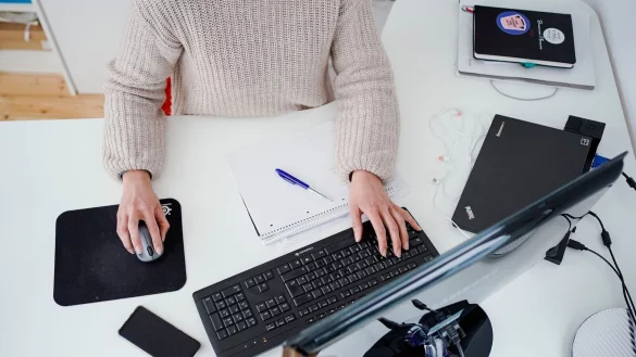 Alles an seinem Platz - und nicht zu viel: Ein ordentlicher Schreibtisch hilft dabei, konzentrierter zu arbeiten. - &copy; Uwe Anspach/dpa/dpa-tmn