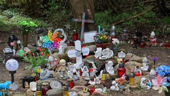 Kreuze, Figuren, Kerzen und Blumen stehen in Pragsdorf an der Stelle, wo die Leiche des kleinen Joel gefunden wurde. - &copy; Bernd W&uuml;stneck/dpa