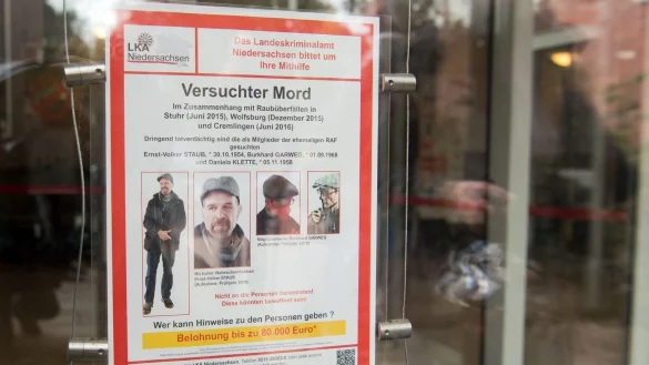 Das LKA Niedersachsen sucht mit einem Fahndungsplakat nach zwei ehemaligen Mitgliedern der Rote-Armee-Fraktion. - &copy; Julian Stratenschulte/dpa