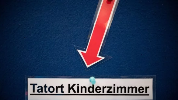 Auf einem Blatt steht &bdquo;Tatort Kinderzimmer&ldquo;. - &copy; Fabian Strauch/dpa
