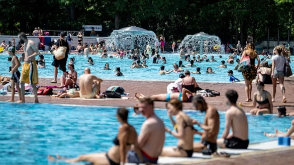 Die Eltern vom Handy abgelenkt, das Kind im &uuml;berf&uuml;llten Schwimmbad unter Wasser: Solche F&auml;lle h&auml;ufen sich bundesweit, sagt ein Experte. Er fordert ein Hausverbot f&uuml;r &laquo;Handy-Eltern&raquo;, die auf Ermahnungen nicht reagieren. - &copy; Fabian Sommer/dpa