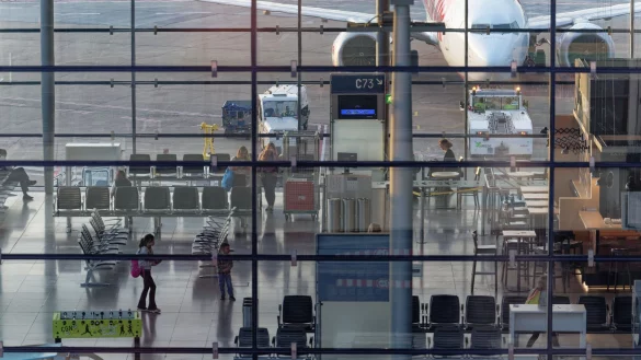 Der Flughafen K&ouml;ln meldet Probleme bei Check-In und Abfertigung. Grund sei offenbar das weltweite IT-Problem. - &copy; Henning Kaiser/dpa