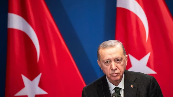 Der türkische Präsident Recep Tayyip Erdogan stimmt dem Nato-Beitritt Schwedens zu. - © Marton Monus/dpa