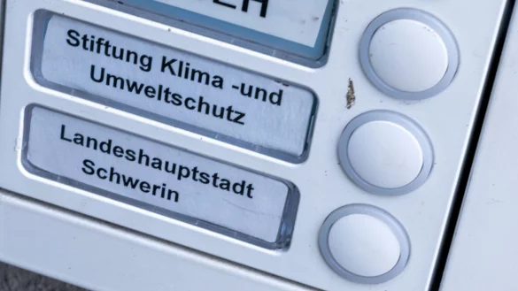 Das Klingelschild der Stiftung Klima- und Umweltschutz am Eingang eines Wohn- und Gesch&auml;ftshauses. Die geplante Aufl&ouml;sung der Klimastiftung MV ist heftig umstritten. - &copy; Jens B&uuml;ttner/dpa