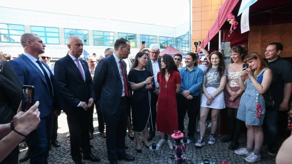 Bundesau&szlig;enministerin Annalena Baerbock (M.l.) und ihr polnischer Amtskollege Radoslaw Sikorski (daneben) begehen des Jahrestag des EU-Beitritts Polens gemeinsam in Slubice. - &copy; Lech Muszynski/PAP/dpa
